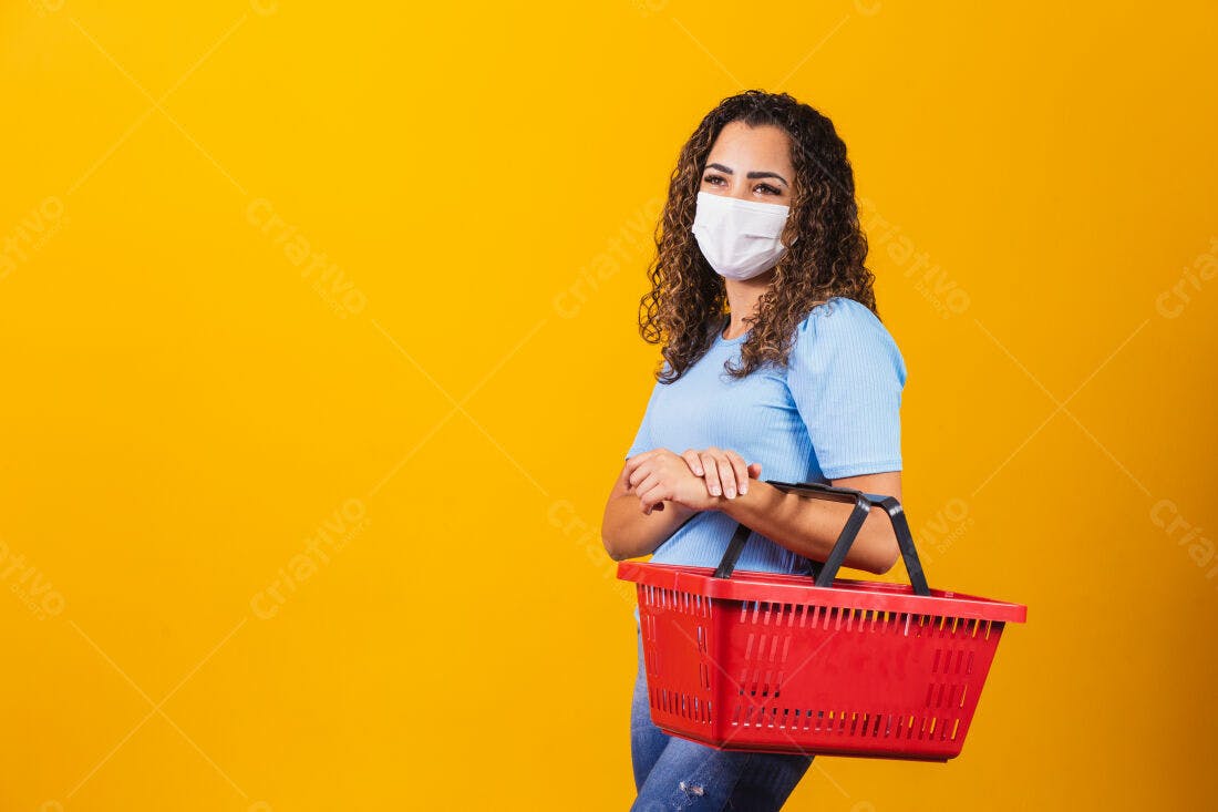 Mulher com máscara usando cesta de compras