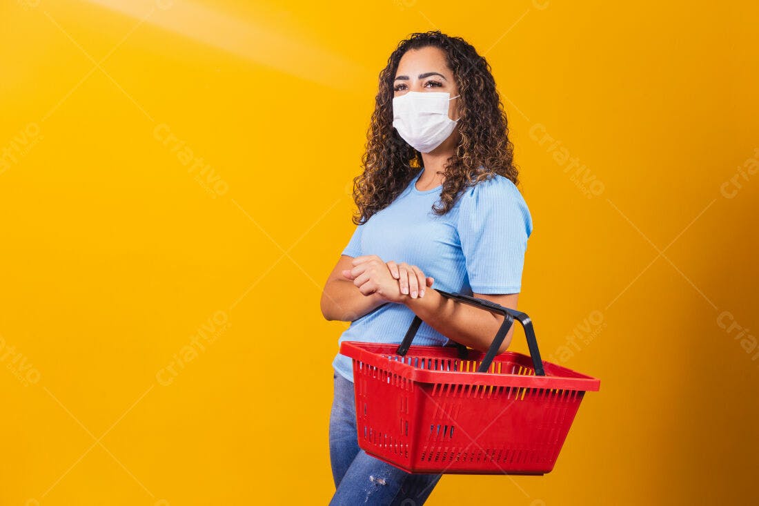 Mulher usando máscara com cesta de compras