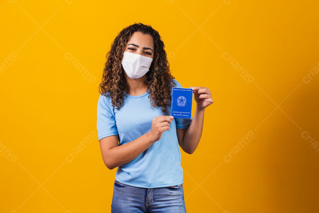 Mulher com máscara mostrando carteira de trabalho