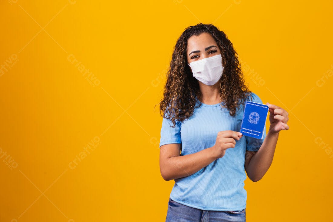 Mulher com máscara segura carteira de trabalho fundo amarelo
