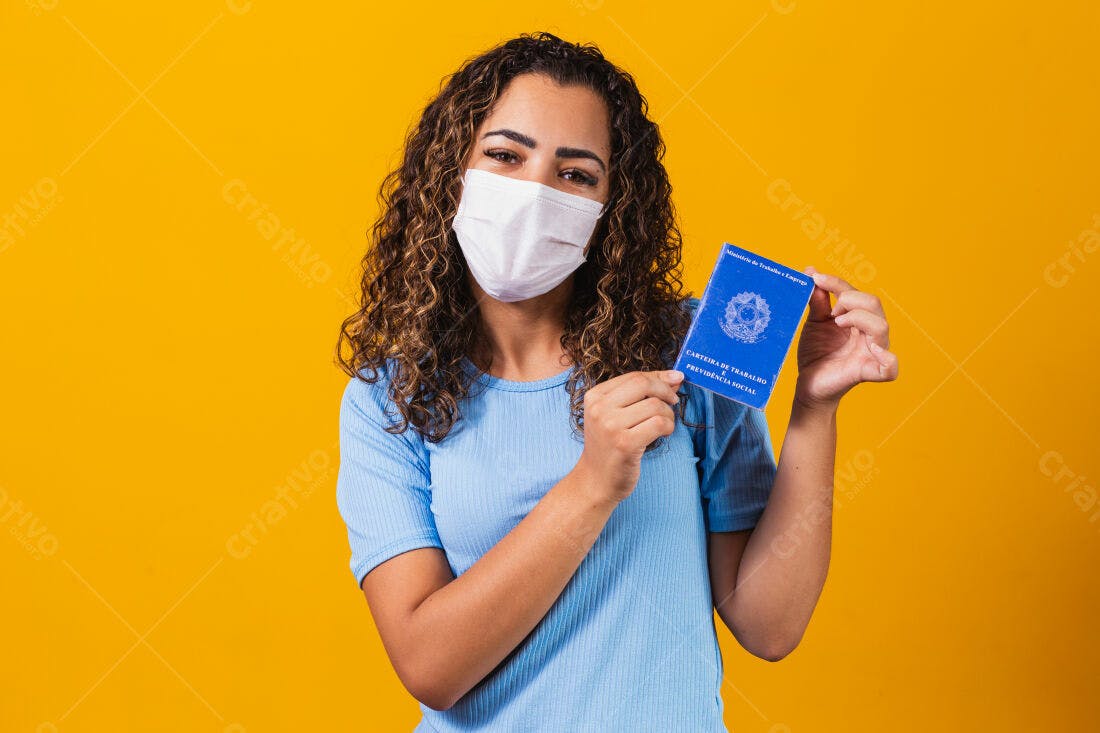 Mulher com máscara segurando carteira de trabalho
