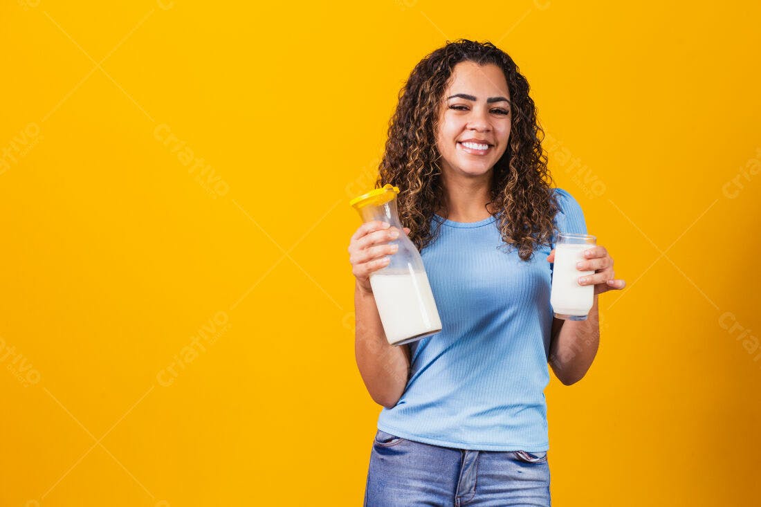 Mulher sorrindo com leite fundo amarelo