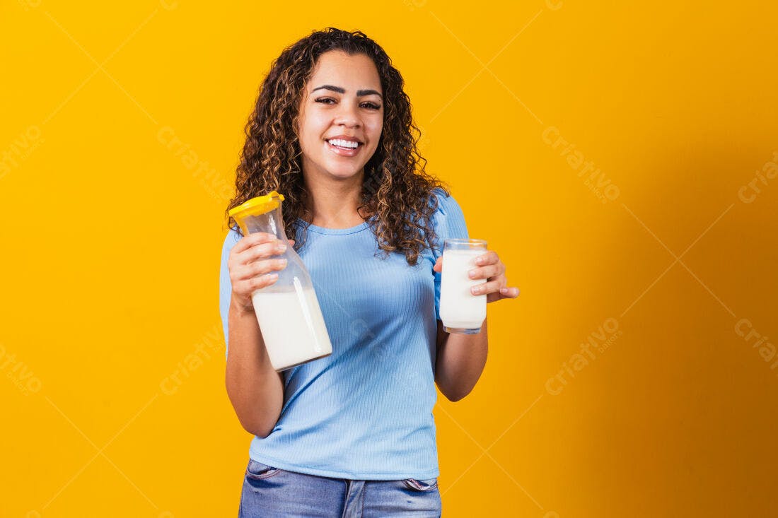 Mulher sorridente com leite fundo amarelo