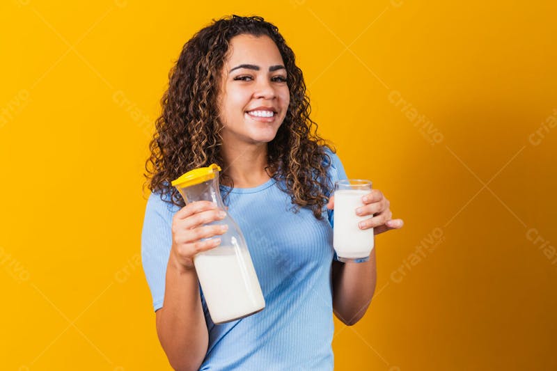 Mulher jovem bonita com tomando leite vasilha de leite 2