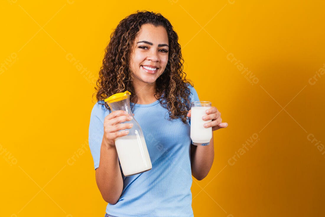 Mulher sorrindo segurando leite fundo amarelo