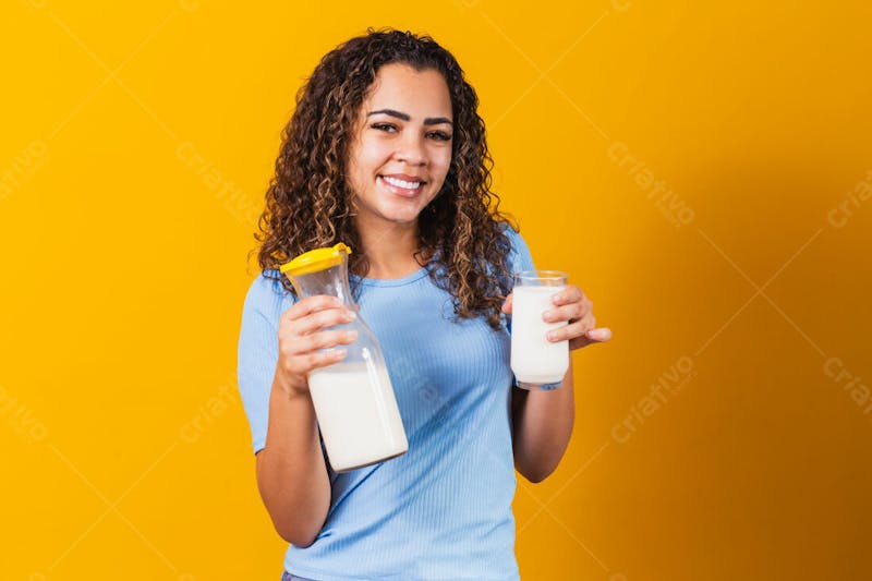 Mulher jovem bonita com tomando leite vasilha de leite 3