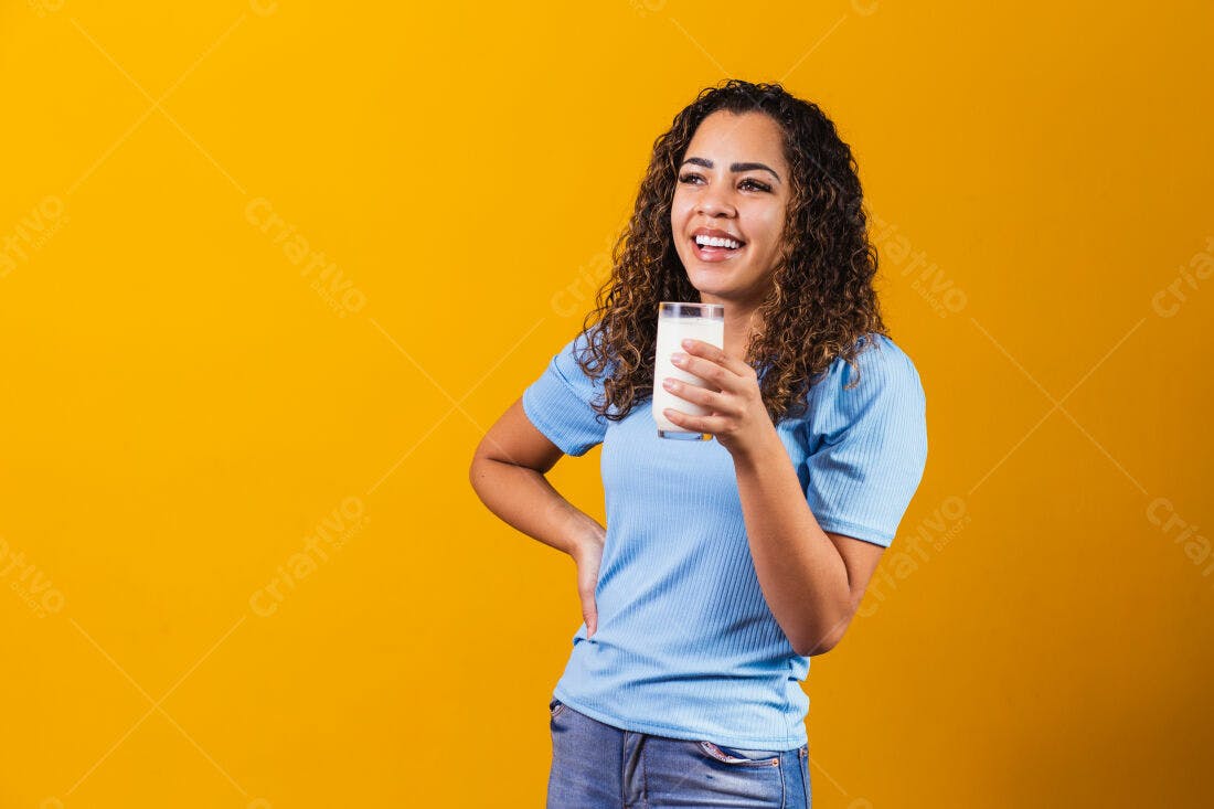 Mulher feliz bebendo leite fundo amarelo