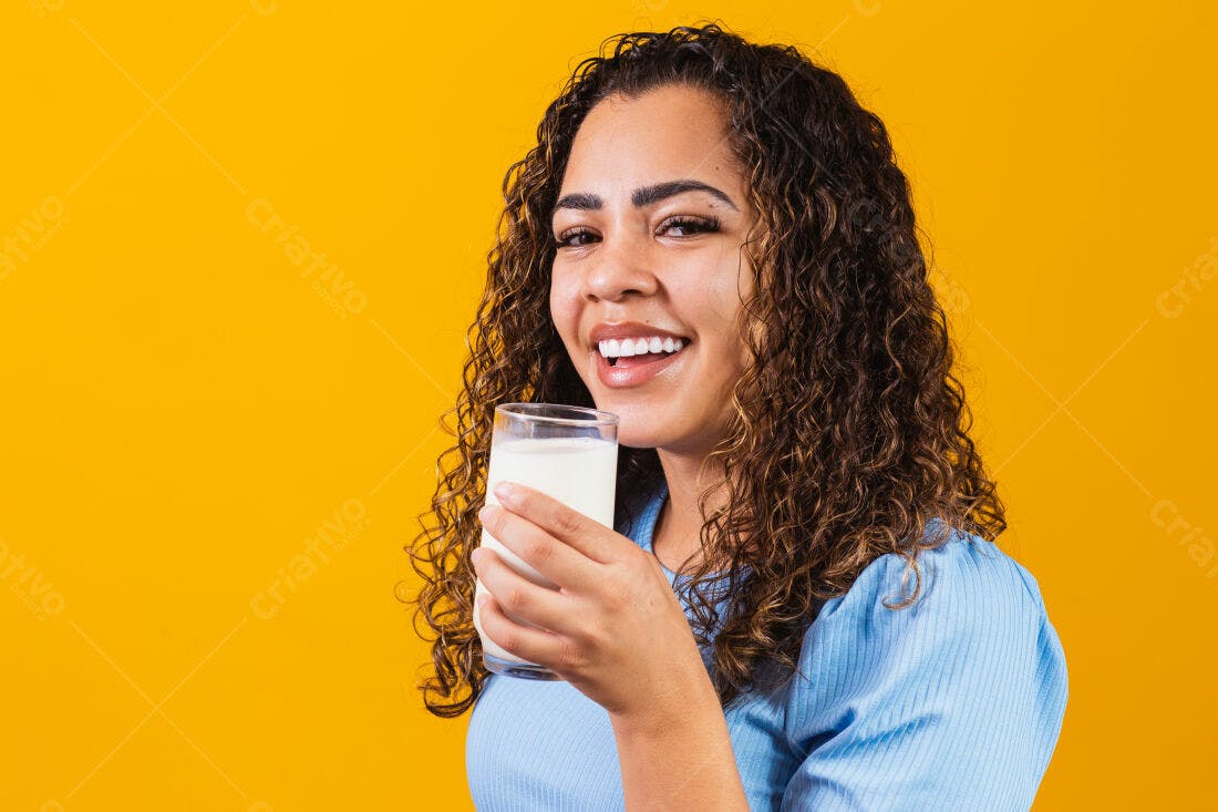Mulher feliz bebendo leite fundo amarelo