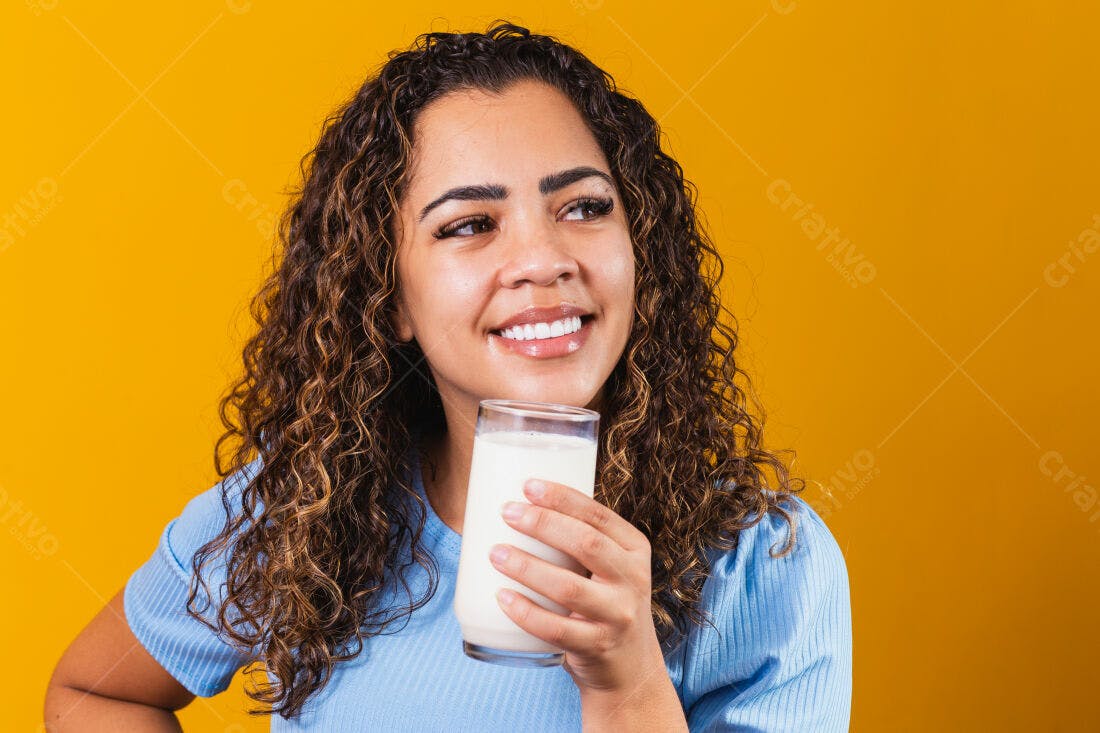 Mulher bebendo leite fundo amarelo