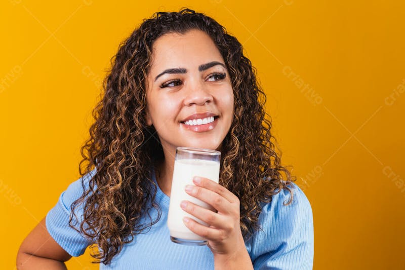 Mulher jovem bonita com tomando leite 2