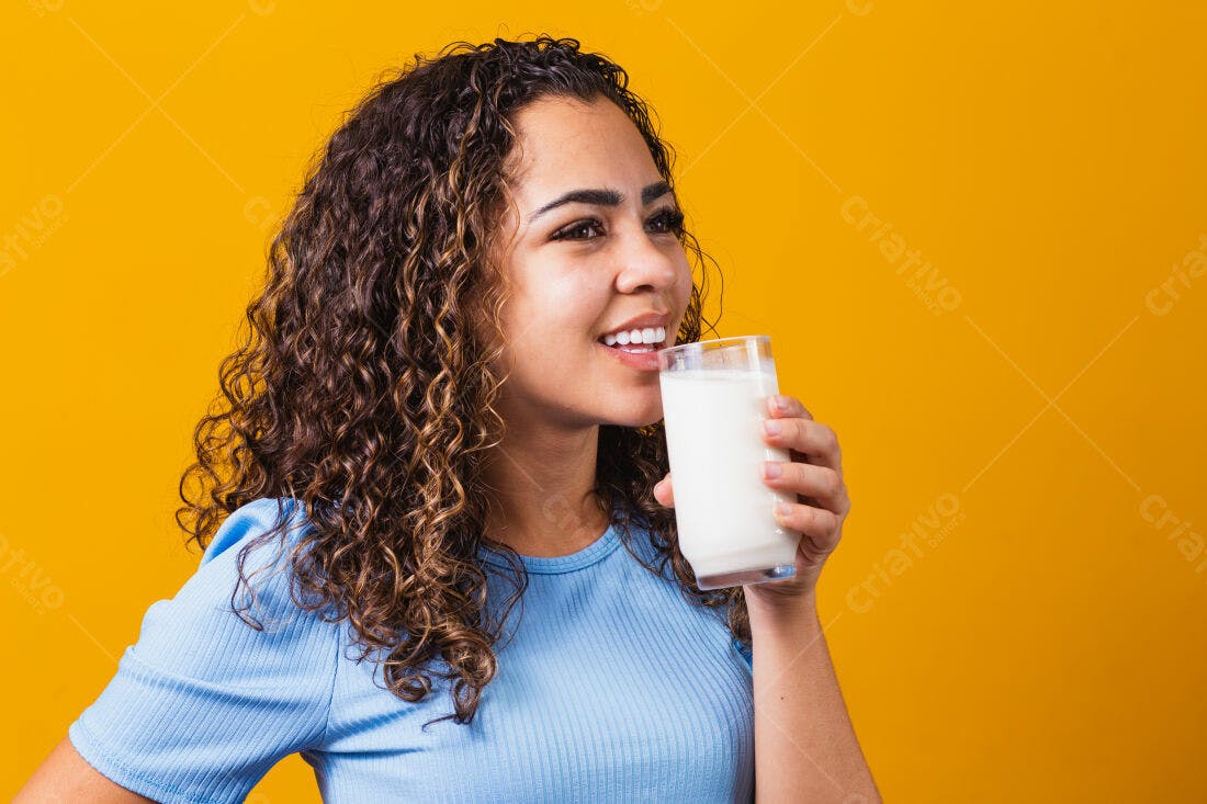 Mulher bebendo leite fundo amarelo
