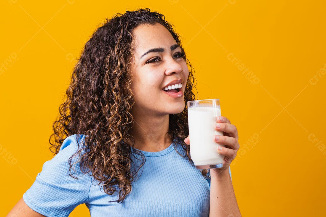 Mulher feliz bebendo leite fundo amarelo