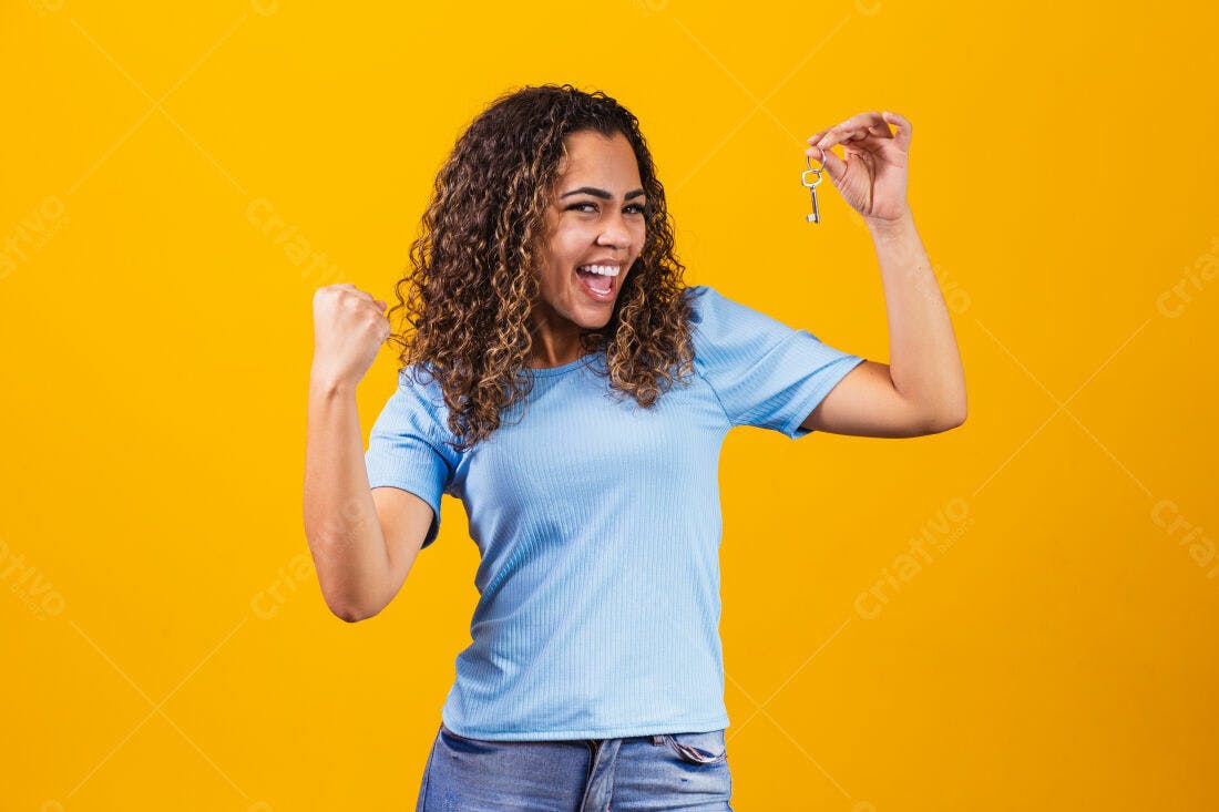 Mulher feliz com chave nova fundo amarelo