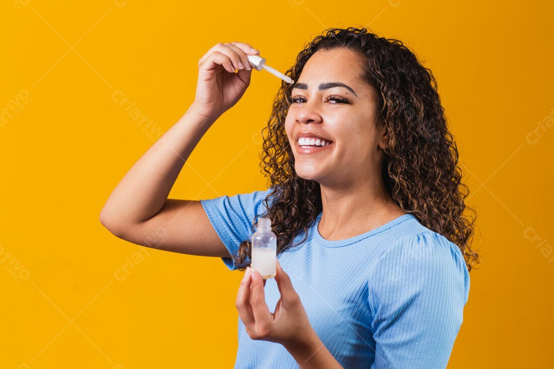 Mulher aplica soro facial fundo amarelo