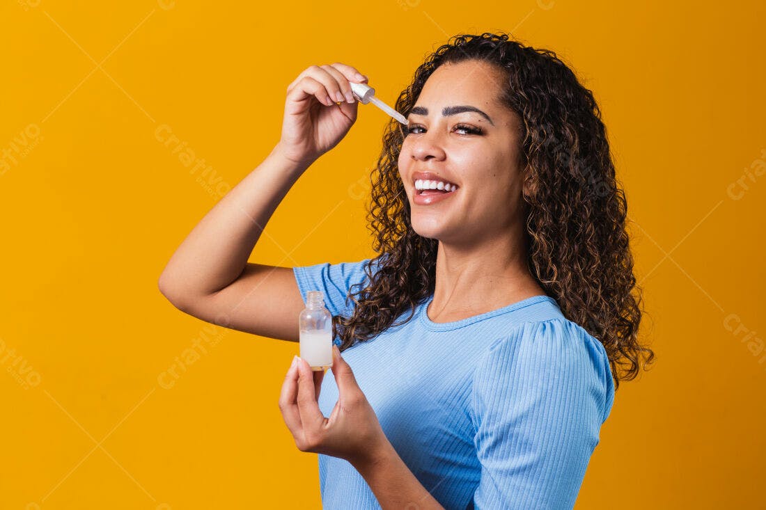 Mulher aplicando soro facial fundo amarelo