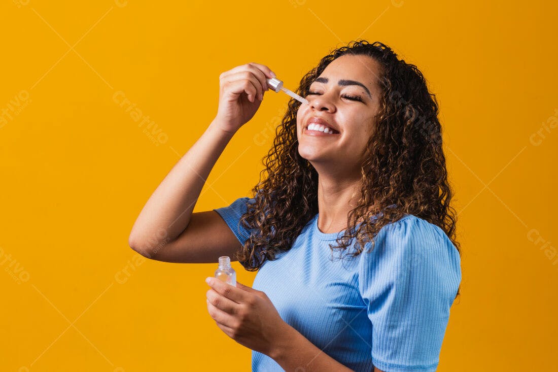 Mulher aplicando soro facial fundo amarelo