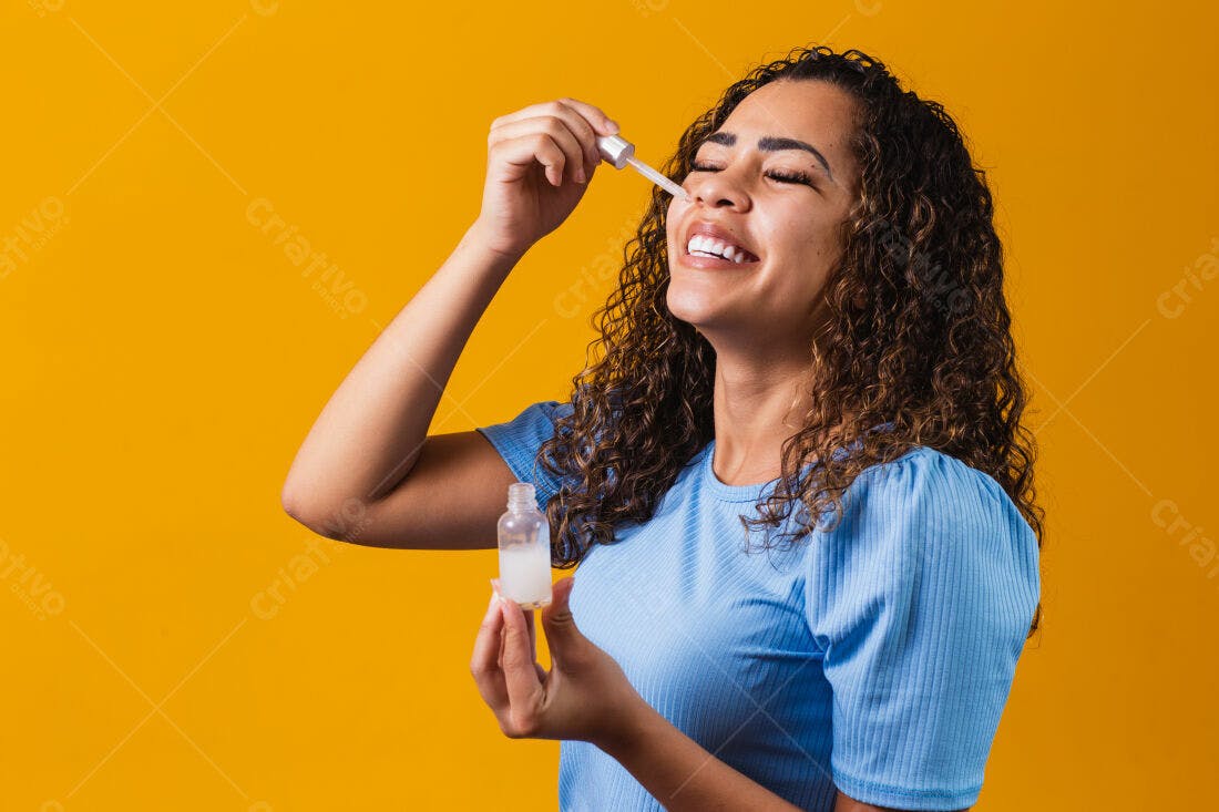 Mulher aplica soro facial fundo amarelo