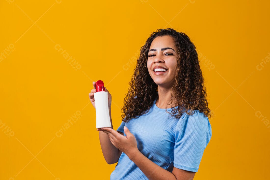 Mulher sorridente mostra frasco de produto cabelo