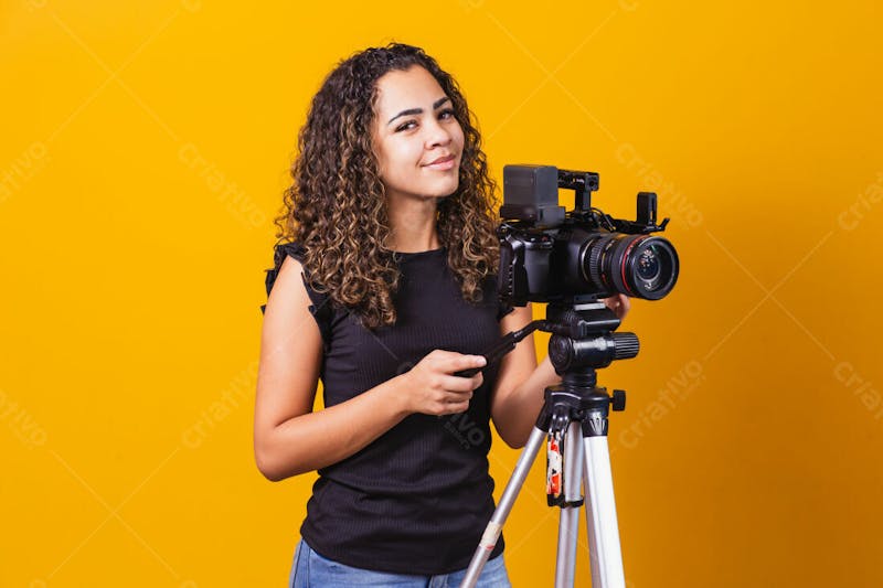 Mulher com camera fotografica no tripé 2