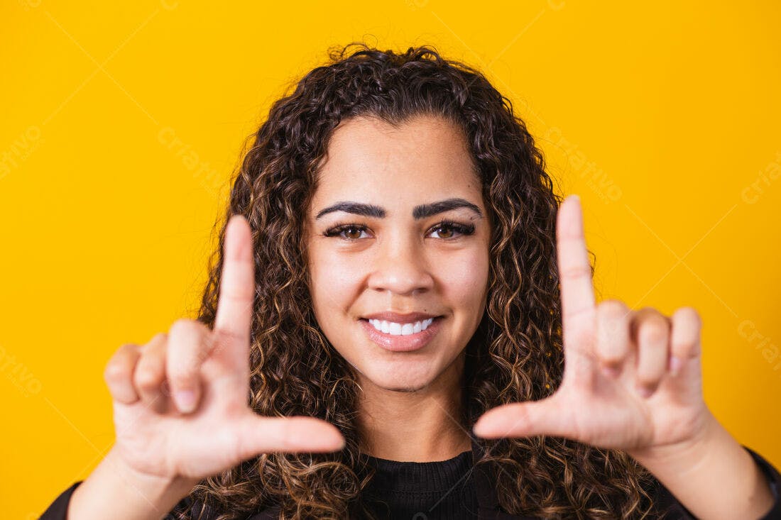 Mulher com cabelos cacheados em fundo amarelo