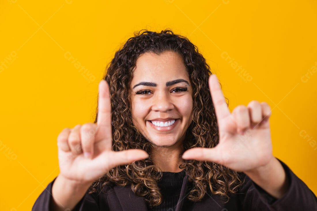 Mulher jovem sorridente com fundo amarelo