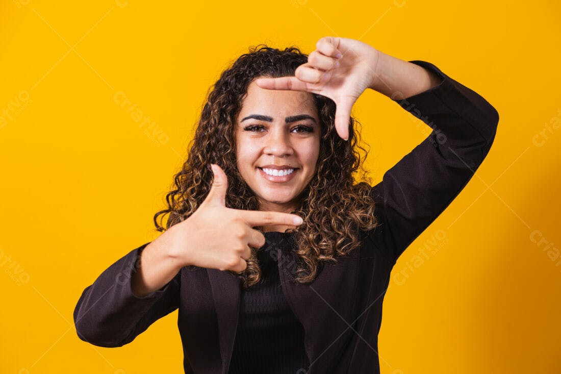 Mulher jovem sorridente em fundo amarelo
