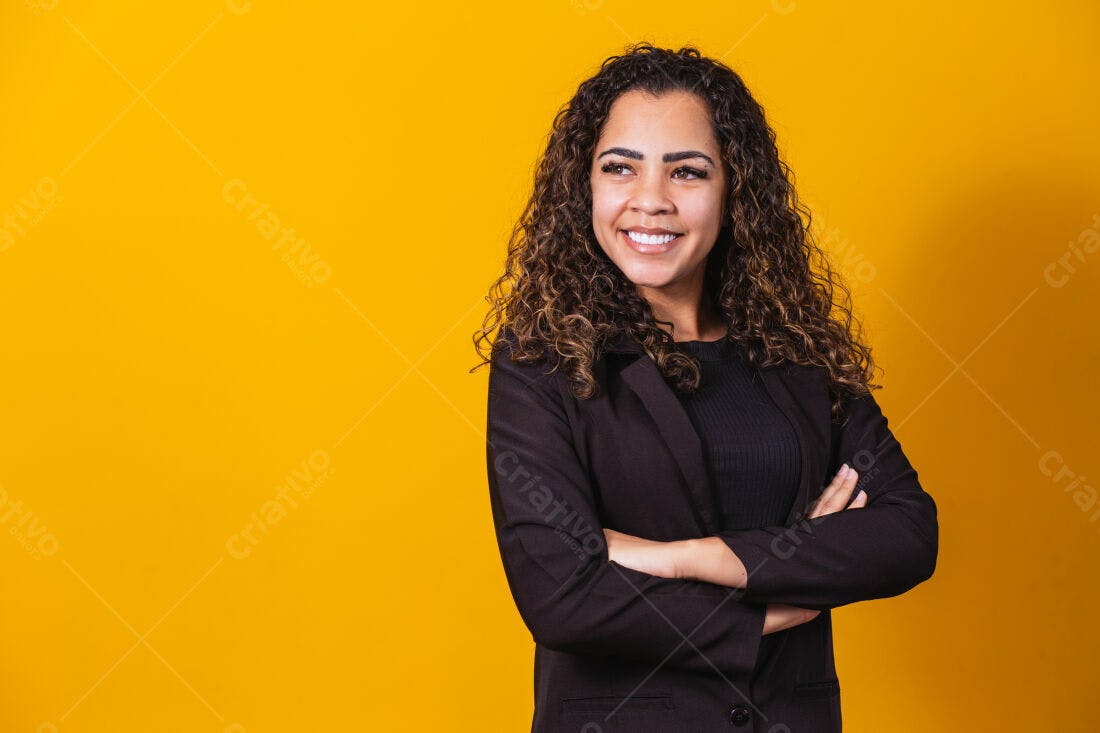 Mulher confiante braços cruzados fundo amarelo