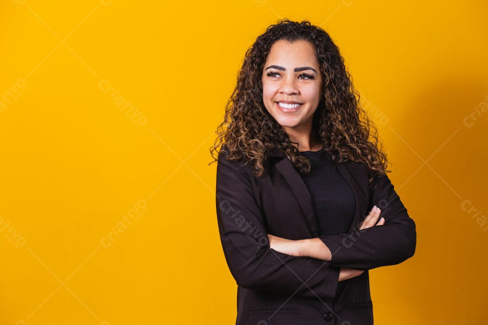 Mulher Enquadro Para Foto Cabelo Cacheado Braços Cruzados