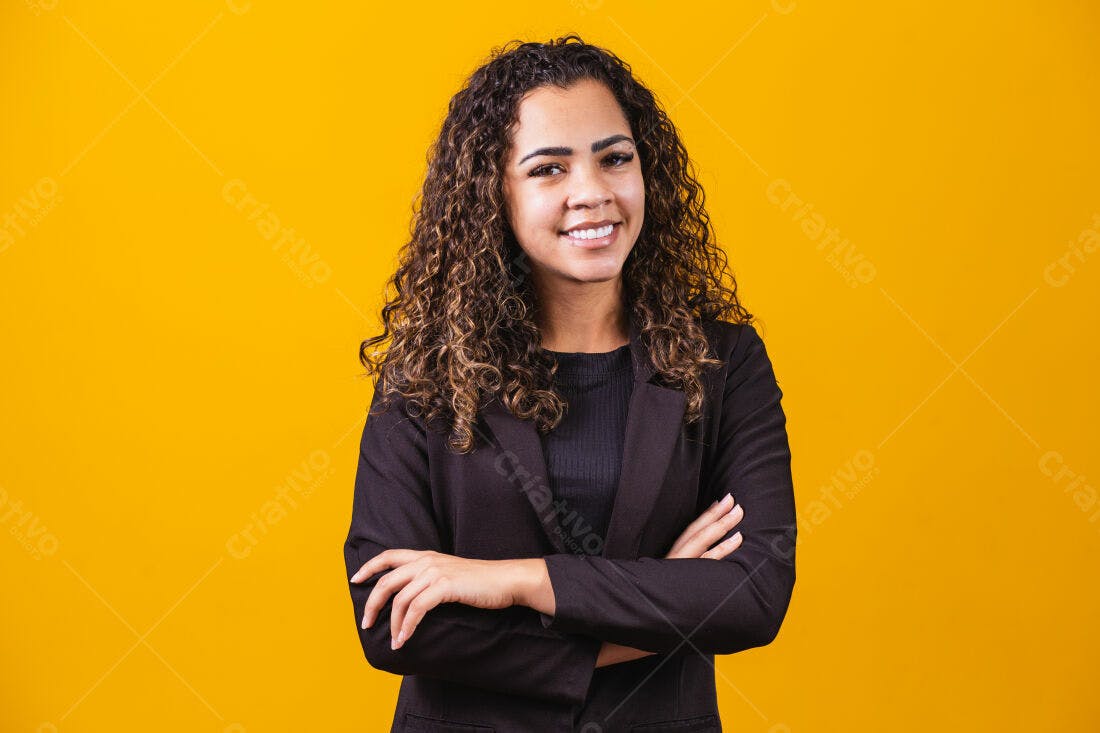 Mulher Confiante Braços Cruzados Fundo Amarelo