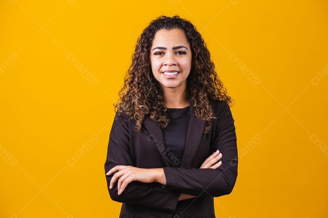 Mulher confiante braços cruzados fundo amarelo