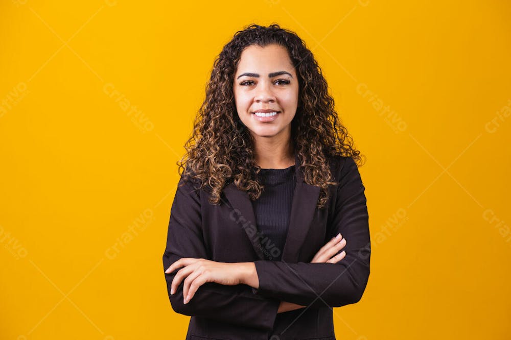 Mulher Enquadro Para Foto Cabelo Cacheado Braços Cruzados 2