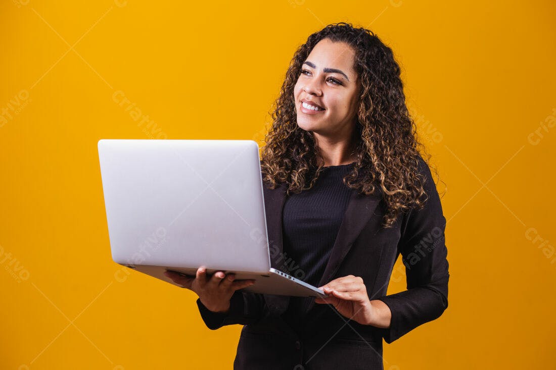 Mulher negra com laptop fundo amarelo