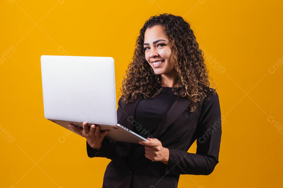 Mulher negra sorridente com laptop fundo amarelo