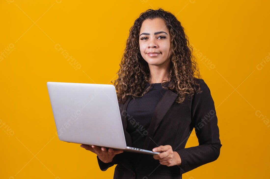 Mulher negra com notebook fundo amarelo