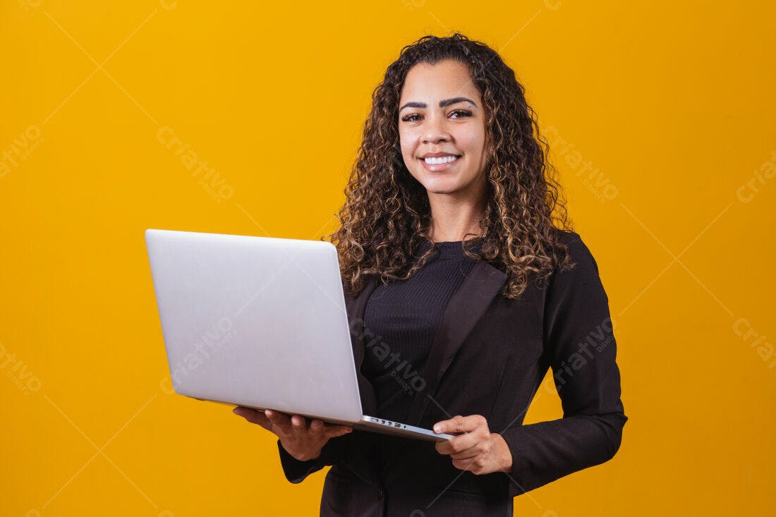 Mulher sorridente com notebook fundo amarelo