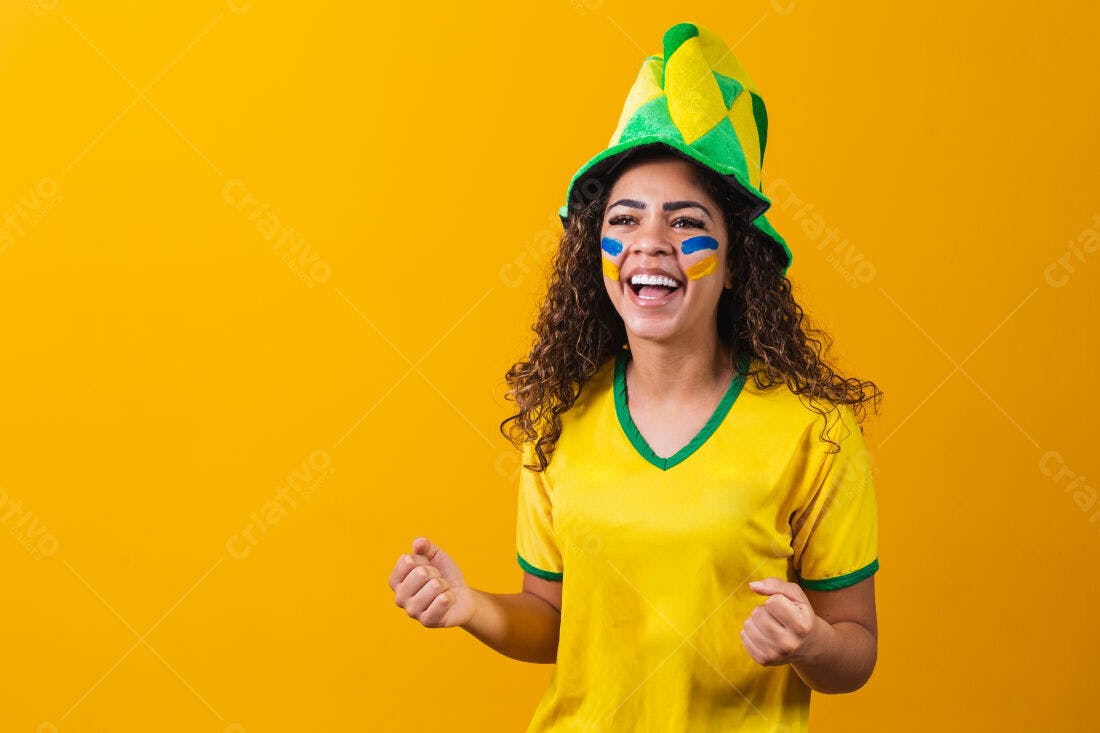 Torcedora brasileira eufórica em fundo amarelo