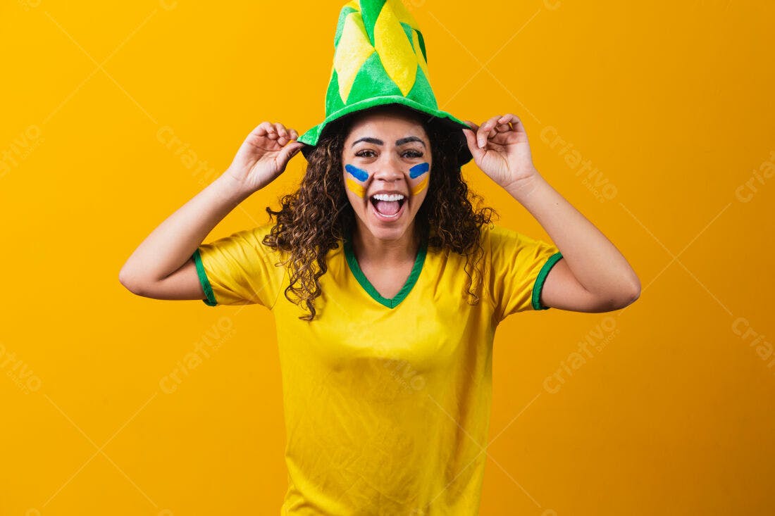 Torcedora brasileira eufórica com chapéu