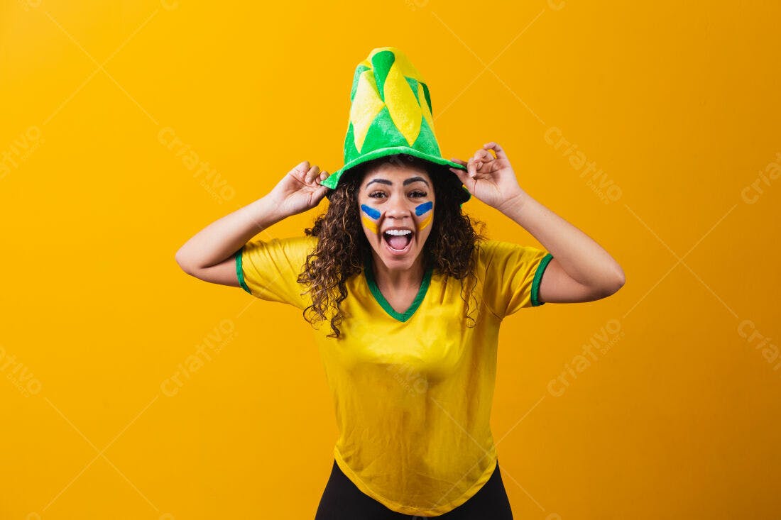 Torcedora brasileira eufórica com chapéu