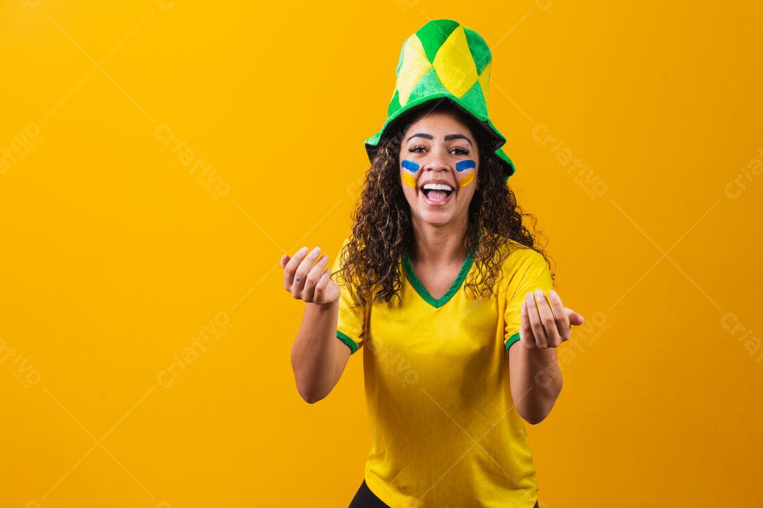 Torcedora brasileira vibrante em fundo amarelo
