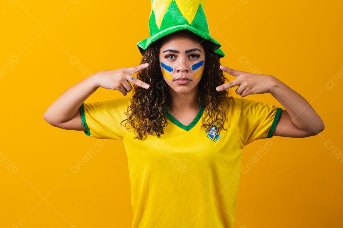 Torcedora brasileira com pintura facial