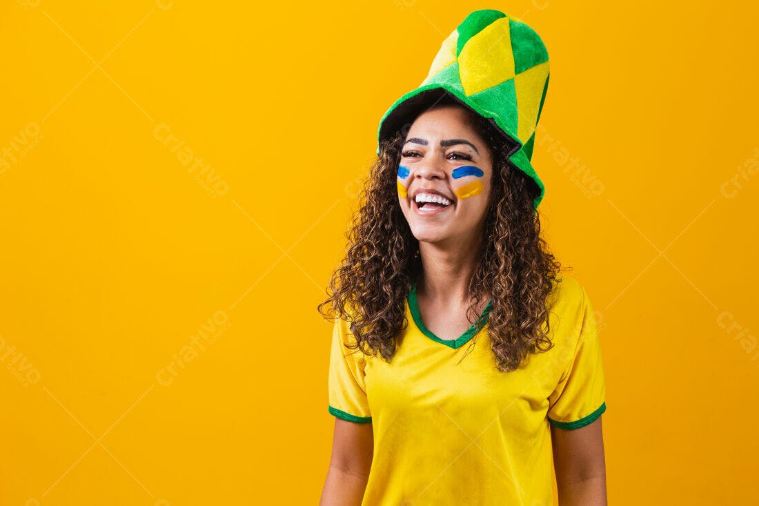 Torcedora brasileira alegre com pintura facial