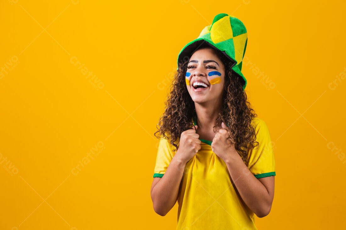 Torcedora brasileira eufórica em amarelo
