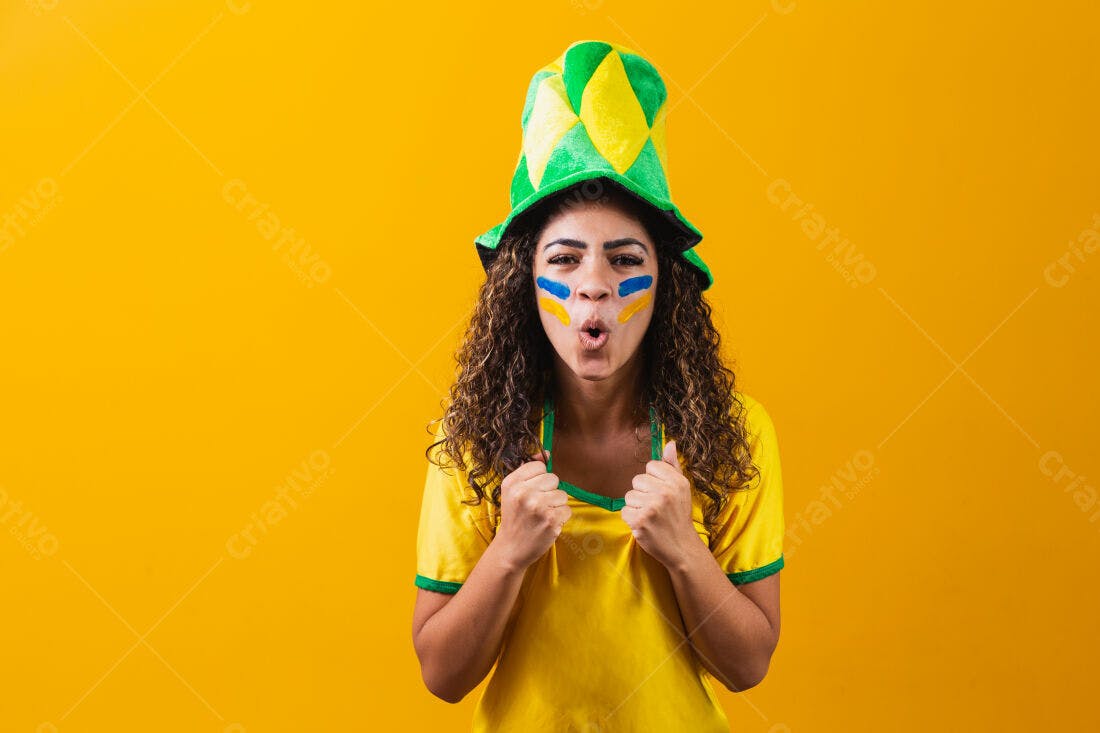 Torcedora brasileira vibrante fundo amarelo