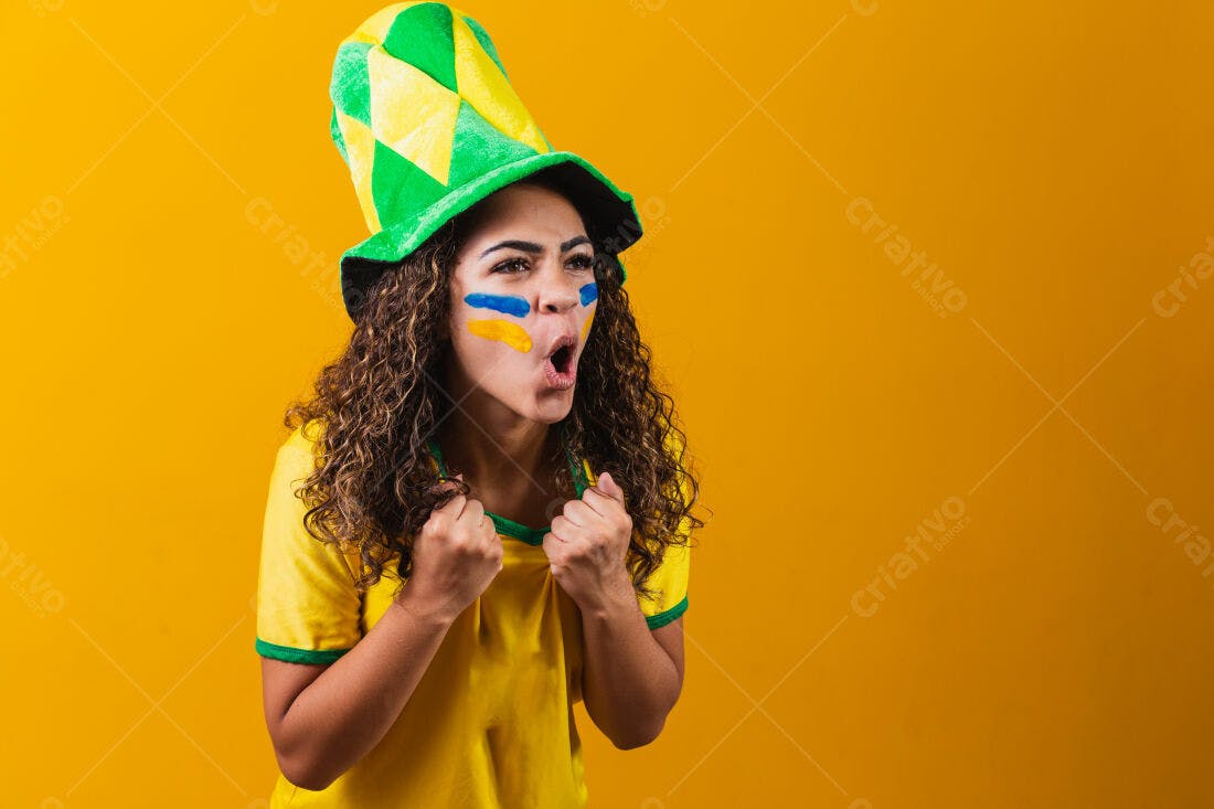Torcedora brasileira vibrante em fundo amarelo