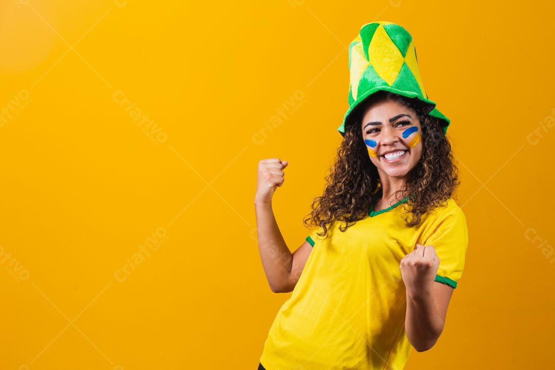 Torcedora brasileira vibrante fundo amarelo