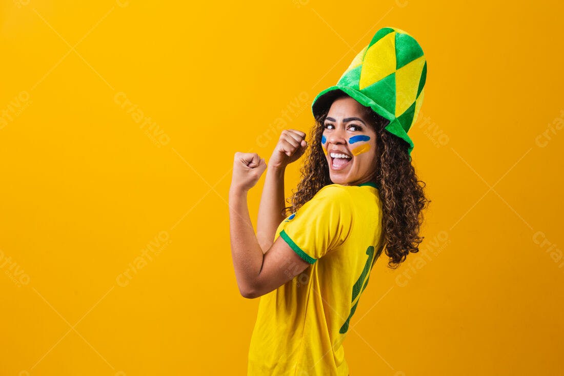 Torcedora brasileira vibrante em fundo amarelo