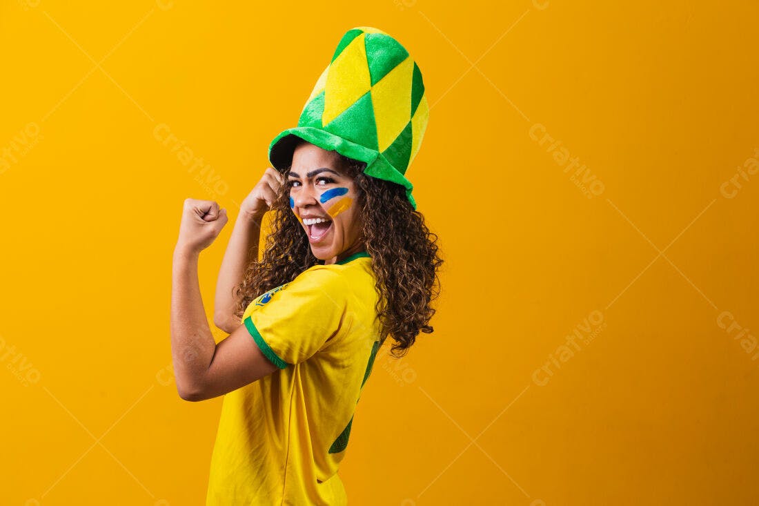 Torcedora brasileira vibrante em amarelo