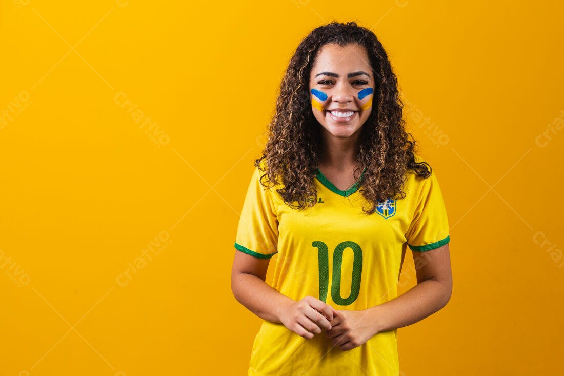 Torcedora brasileira sorridente com tinta facial