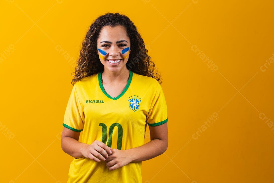 Torcedora brasileira sorridente com pintura facial