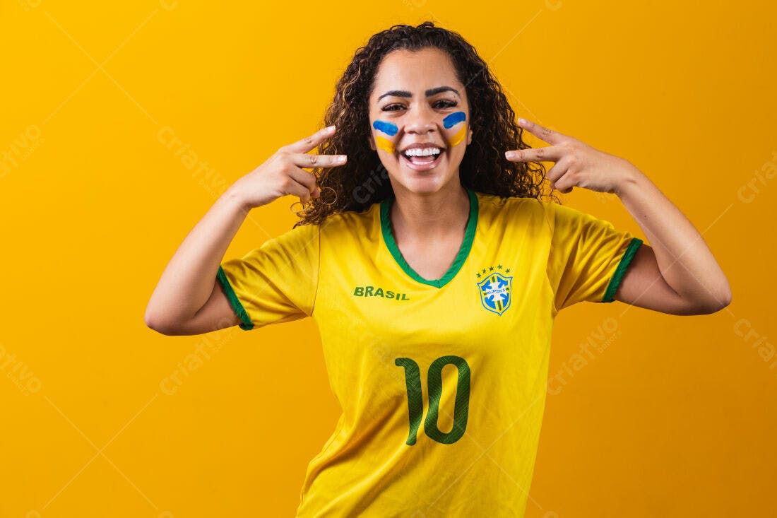 Torcedora brasileira sorridente com pintura facial